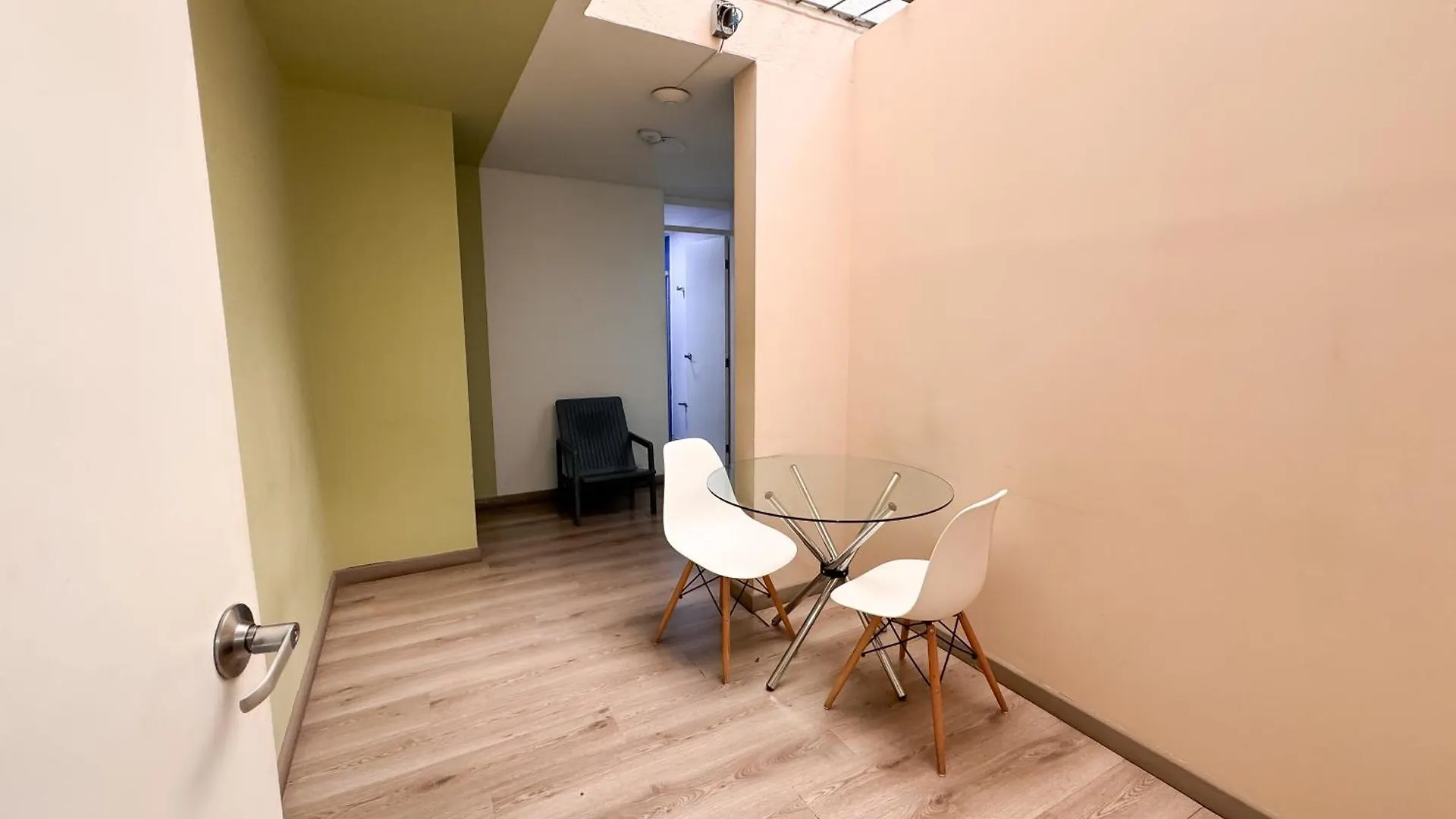 Aparta Estudio Cerca Al Parque Lleras M202 By Roots Rentals Medellin