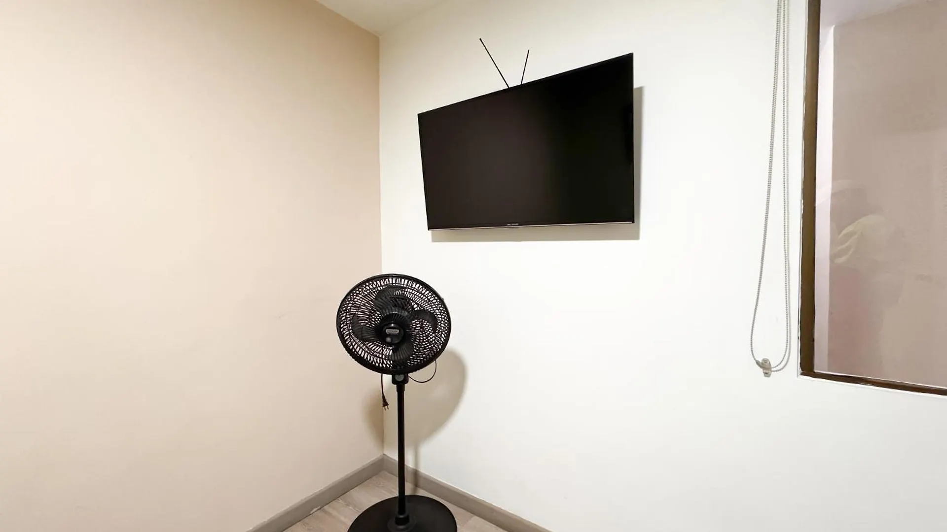 Aparta Estudio Cerca Al Parque Lleras M202 By Roots Rentals Medellin 0*,