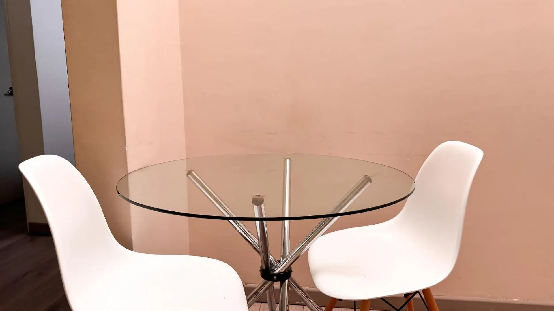 Aparta Estudio Cerca Al Parque Lleras M202 By Roots Rentals Medellín Apartamento